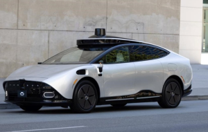 Xe điện Vinfast tự lái đầu tiên trên thế giới gây tò mò ở Trung Đông