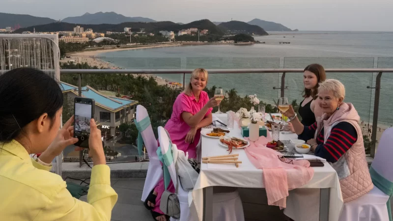 Người Nga tìm “mùa hè an toàn” ở Trung Quốc giữa bão địa chính trị