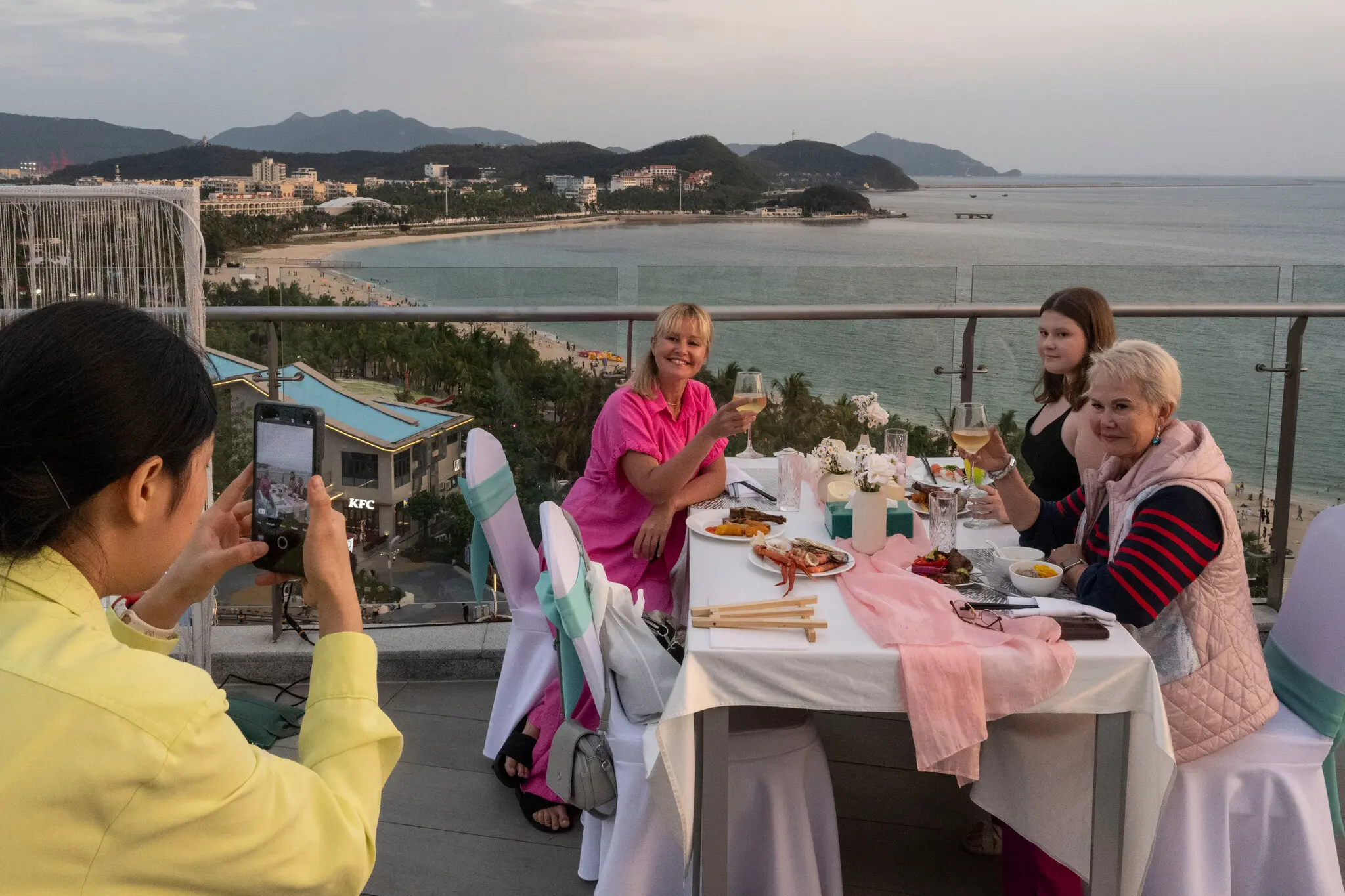 Người Nga tìm “mùa hè an toàn” ở Trung Quốc giữa bão địa chính trị