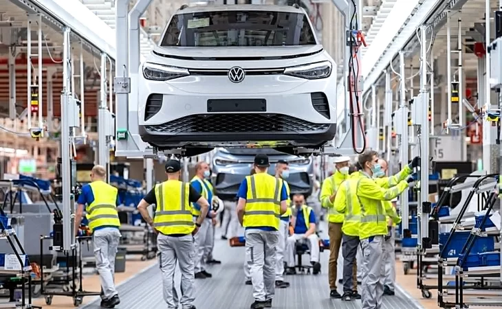 Châu Âu ‘cài số lùi’ với xe điện