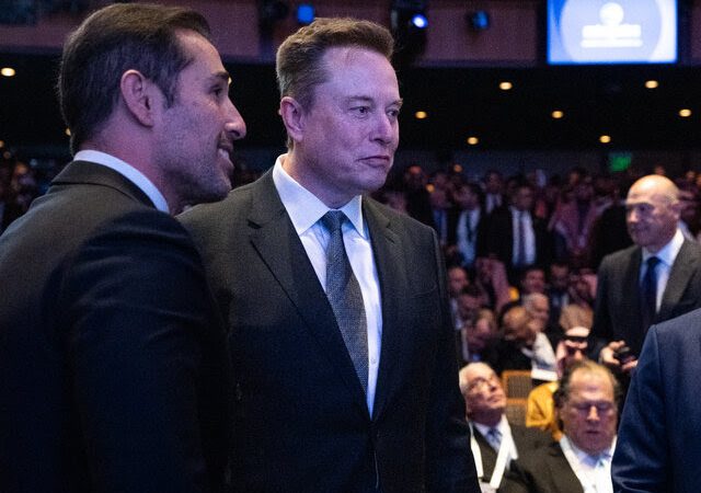 Elon Musk, với khoản quyên góp 10 triệu đô la, báo hiệu ông sẽ trở lại tranh cử giữa nhiệm kỳ