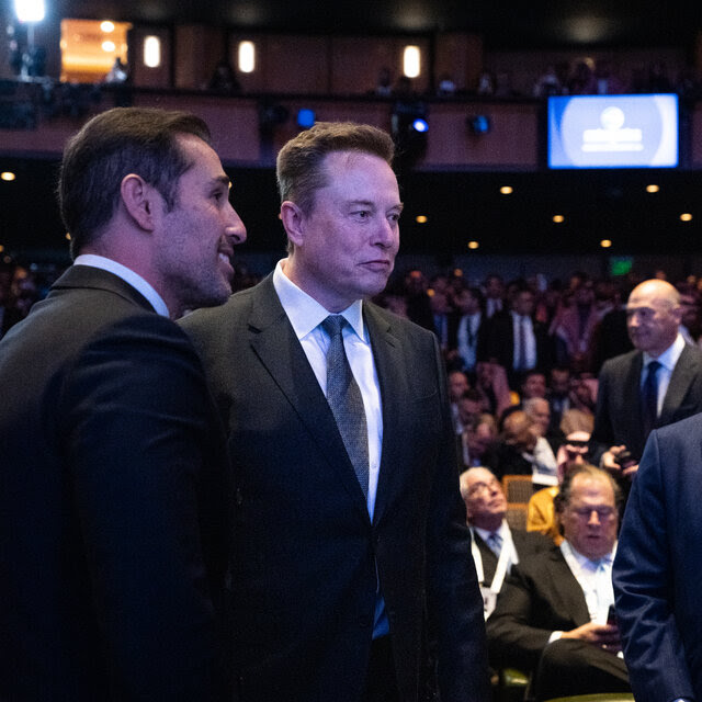 Elon Musk, với khoản quyên góp 10 triệu đô la, báo hiệu ông sẽ trở lại tranh cử giữa nhiệm kỳ