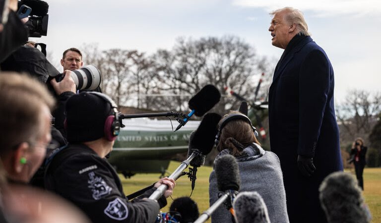 Ông Trump sẽ áp đặt thuế quan mới lên một khối các quốc gia châu Âu cho đến khi họ ngồi vào bàn đàm phán để bán Greenland.