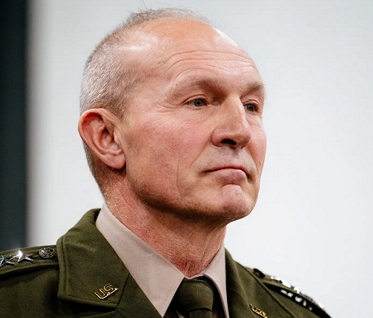 Hegseth sa thải Tư lệnh Quân đội giữa lúc xung đột nội bộ.