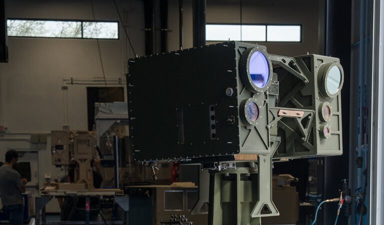 Lầu Năm Góc cân nhắc sử dụng tia laser chống máy bay không người lái trong không phận Washington