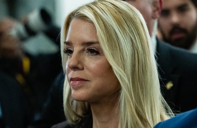 Ông Trump sa thải bà Pam Bondi khỏi chức Bộ trưởng Tư pháp.