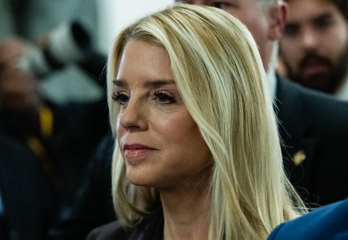 Ông Trump sa thải bà Pam Bondi khỏi chức Bộ trưởng Tư pháp.