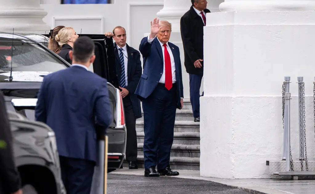Ông Trump tuyên bố sức khỏe mình tốt sau khi khám sức khỏe tại bệnh viện Walter Reed.